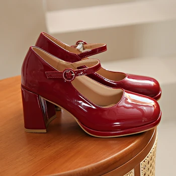 2024 Горячая распродажа Новой женской обуви на квадратном каблуке на открытом воздухе, однотонная модная женская обувь Mary Jane с квадратным носком и мелким вырезом