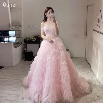 Qanz Baby Pink Корейские вечерние платья Принцесса С открытыми плечами, длинное бальное платье из тюля с рюшами, платья для официальных мероприятий 2024 г.