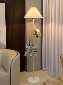 Вешалка для торшера Nordic Light Роскошная Гостиная Спальня Прикроватный диван Плиссированная вешалка для одежды Атмосфера Вертикальной настольной лампы