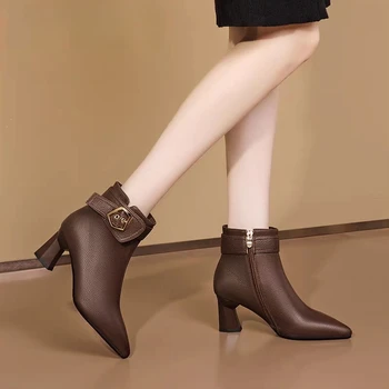 Женская обувь 2023 года, высококачественные женские ботинки с пряжкой на ремне, модные офисные и карьерные ботильоны на молнии сбоку, пикантные ботильоны с острым носком