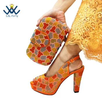 Итальянские женские туфли и сумка в тон в зрелом стиле оранжевого цвета, сверкающие хрустальные босоножки на платформе для вечеринки