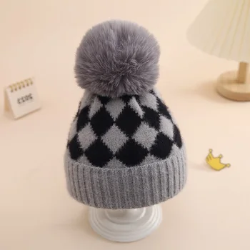 Милая Клетчатая вязаная шапочка-бини с помпоном для малышей, зимняя мягкая эластичная кепка с черепом для мальчиков и девочек