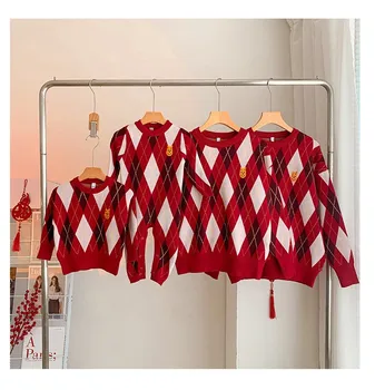 Новый красный зимний вязаный семейный свитер Argyle для родителей и детей, семейный образ, детская одежда для мамы и папы, детский трикотажный топ