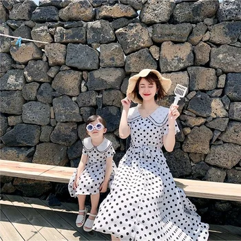 Одинаковая одежда для семьи, Летние Новые платья в горошек для мамы и дочки, одежда в стиле мамы и меня, пляжное праздничное платье для женщин и девочек