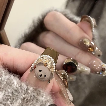 Осенне-зимний Новый маникюр Maillard в доспехах 2024 New Bear Maillard с бриллиантами, белые накладные ногти
