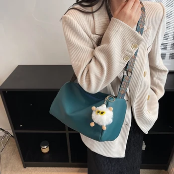 Популярная в этом году женская сумка 2023, новый тип модной широкополосной текстурной универсальной маленькой квадратной сумки через плечо высокого качества